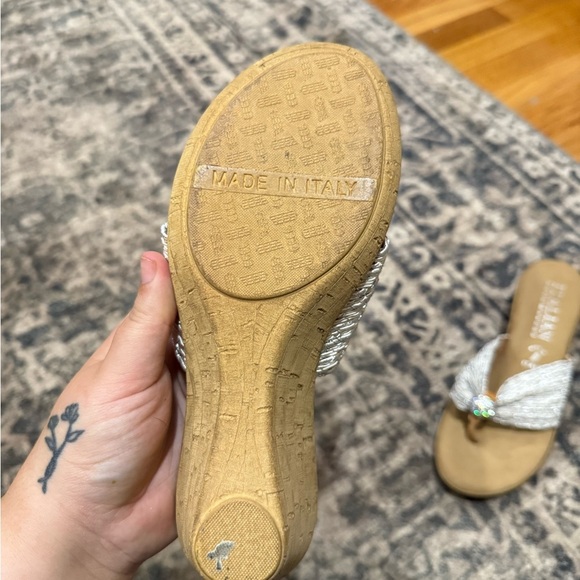 Italian Shoemakers Beige and Cream Sandals - Picture 5 of 7